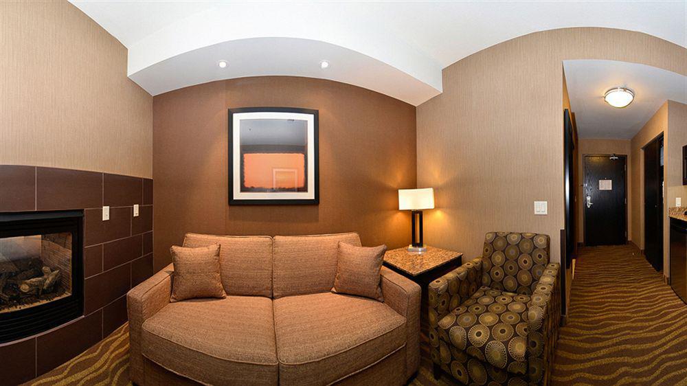 Western Premier Freeport Airport Hotel